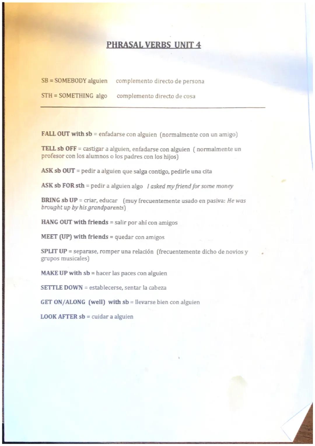 Verbos a los que acompaña un adverbio (PHRASAL VERBS) o preposición
(PREPOSITIONAL VERBS) modificando el sentido del verbo al que acompañan.
