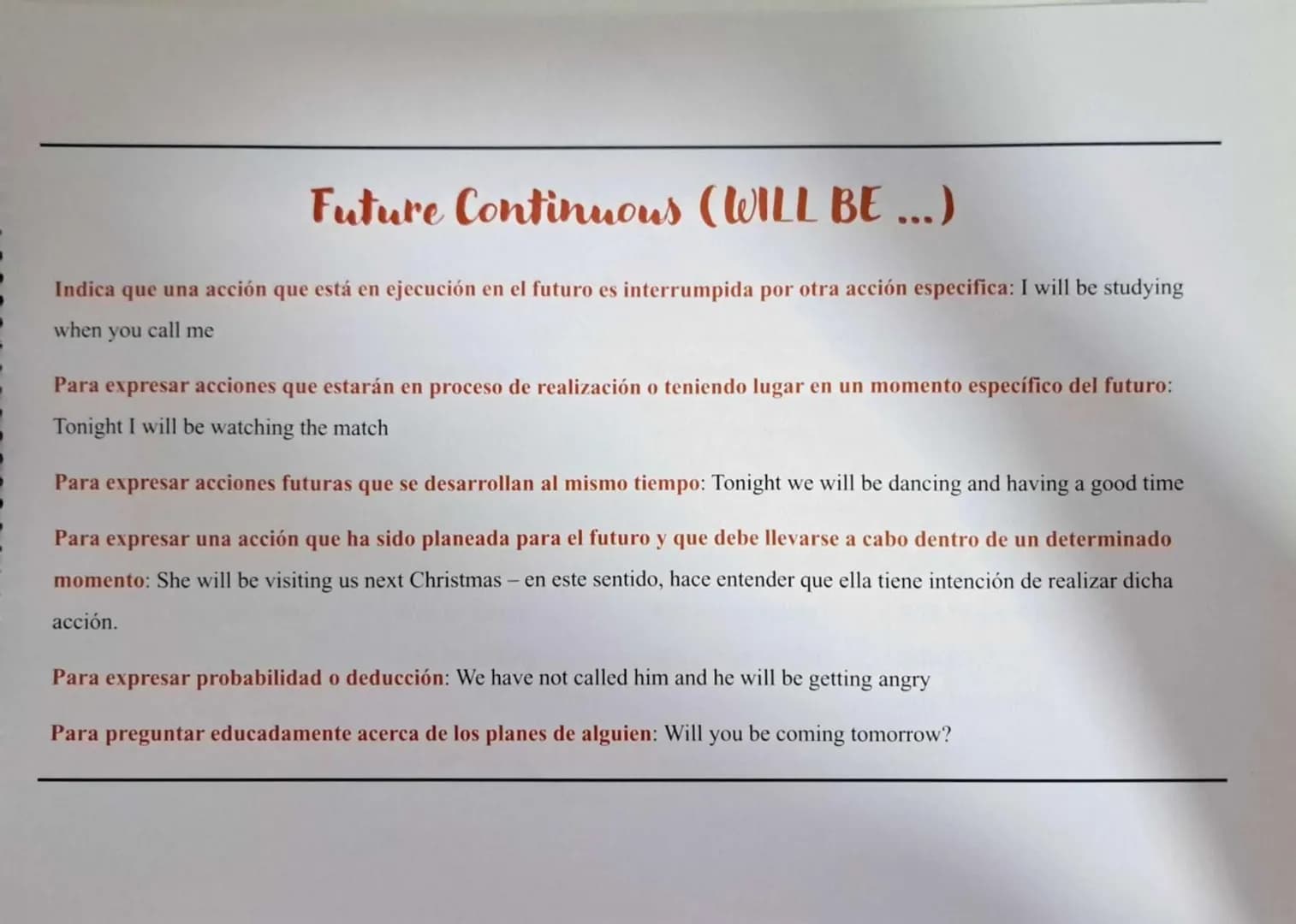 Future Simple (WILL)
Se refiere a un tiempo en el futuro, y expresa hechos o certeza.
• Se utiliza para predecir un evento futuro, para expr